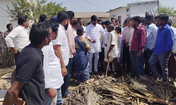  Mla Jaiveer Reddy Visited The Families Of Fire Victims, Mla Jaiveer Reddy , Fire-TeluguStop.com