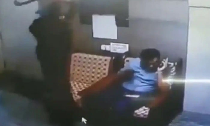  Video Atrocity In Maharashtra Man Slashed Doctor 18 Times With Machete-TeluguStop.com