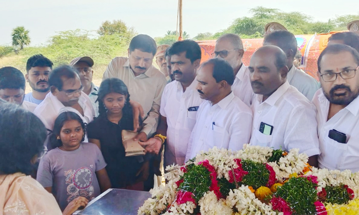  Minister Komatireddy Financial Assistance To Home Guard Navakishore Family, Mini-TeluguStop.com