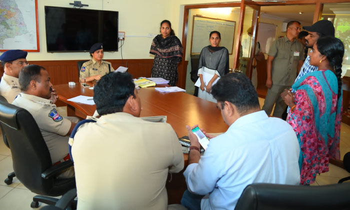  District Sp Chandana Deepti Who Examined Grievance Complaints , Nalgonda Distric-TeluguStop.com