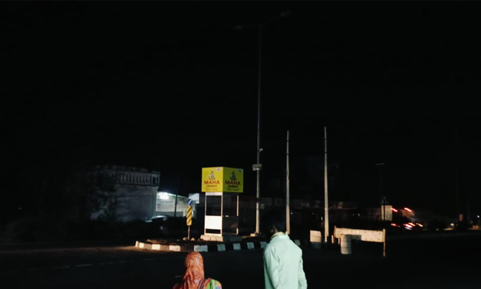  National Highway 65 At Munagala Mandal In Darkness Without Street Lights,nationa-TeluguStop.com