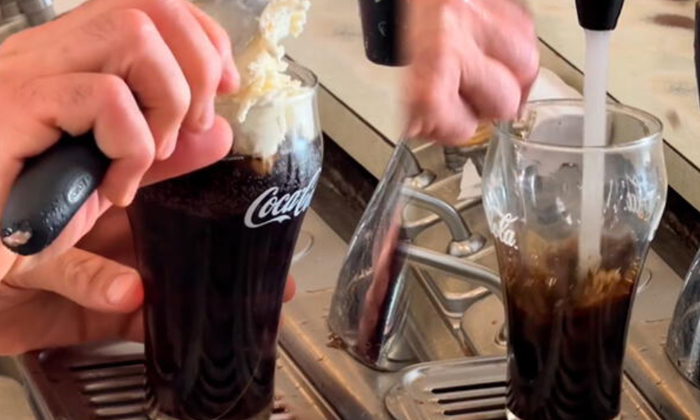  Newyork Diner Serves Coca Cola The Old Fashioned Way-TeluguStop.com