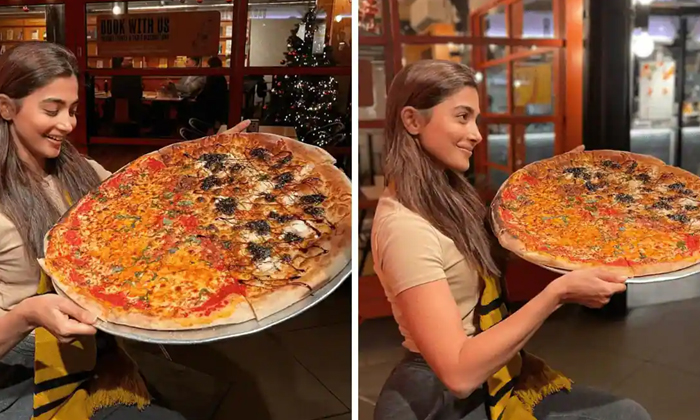  Pooja Hedge Share Photo With Big Pizza-TeluguStop.com