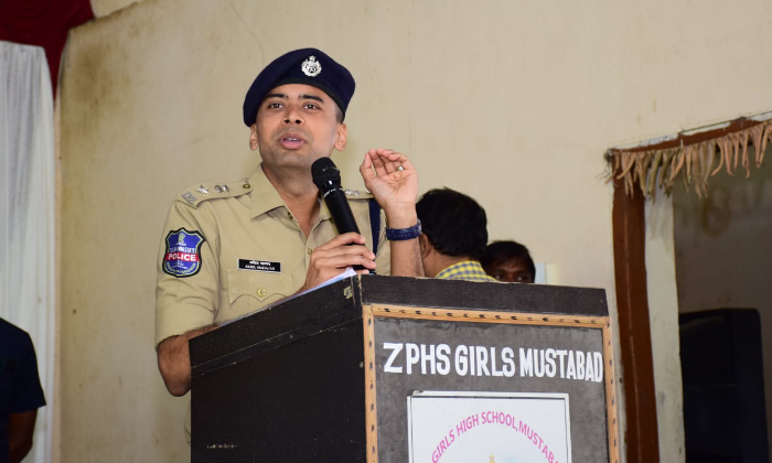  Sp Akhil Mahajan Motivational Speech For Mustabad School Students-TeluguStop.com