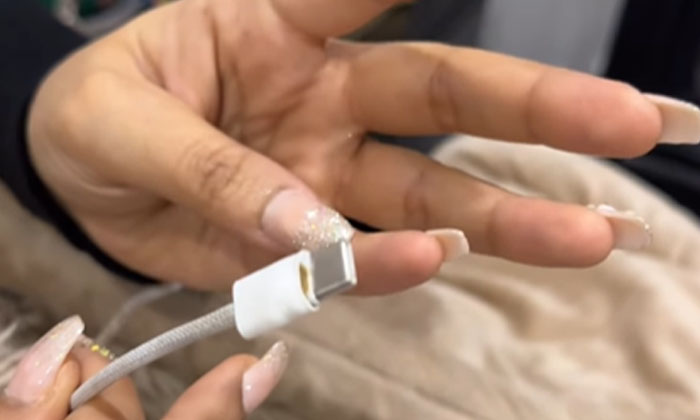  Shocking Video Of Iphone 15 Charger Burnt With Smoke Goes Viral-TeluguStop.com
