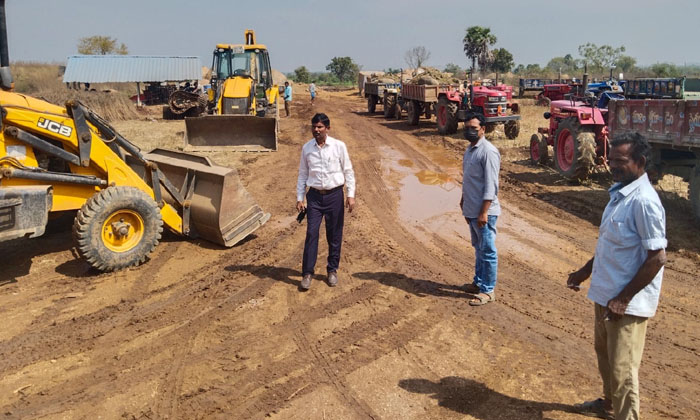  Fine On Tractors Moving Soil Illegally , Suryapet District ,mandal Tehsildar Pra-TeluguStop.com