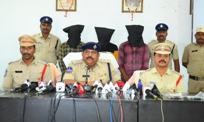  Three Members Arrested In Murder Case-TeluguStop.com