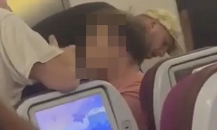  Uk Passengers Shocking Behavior Destroys Toilet And Attacks Staff-TeluguStop.com