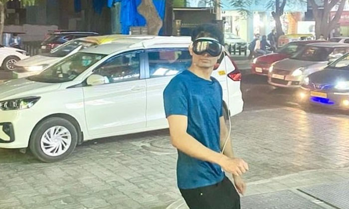  Viral A Young Man Wears Apple Vision Pro On The Streets Of Bengaluru-TeluguStop.com