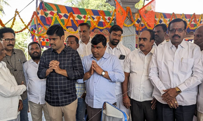  Former Minister And Current Mla Ktr Pa Visited The New Hanuman Temple-TeluguStop.com