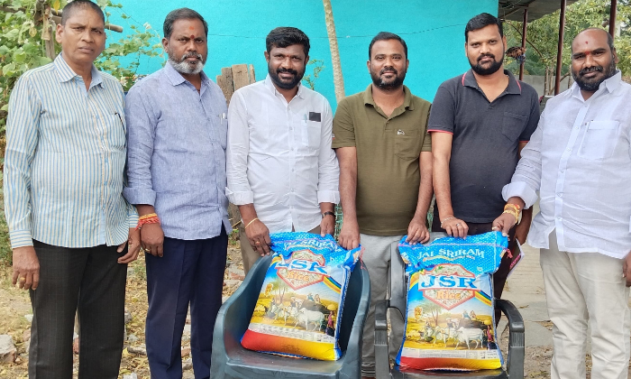  Councilor Kalluri Raju Distributed The Rice,councilor Kalluri Raju ,distributed-TeluguStop.com