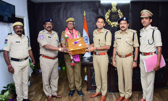  Farewell To Retiring Home Guard Ravinder At The District Police Office, Farewell-TeluguStop.com