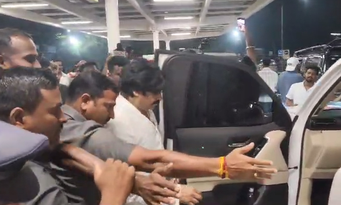 Janasena Chief Pawan Kalyan Reached Gannavaram Airport From Hyderabad, Janasena Janasena Chief Pawan Kalyan Reached Gannavaram Airport From Hyderabad, Janasena-TeluguStop.com