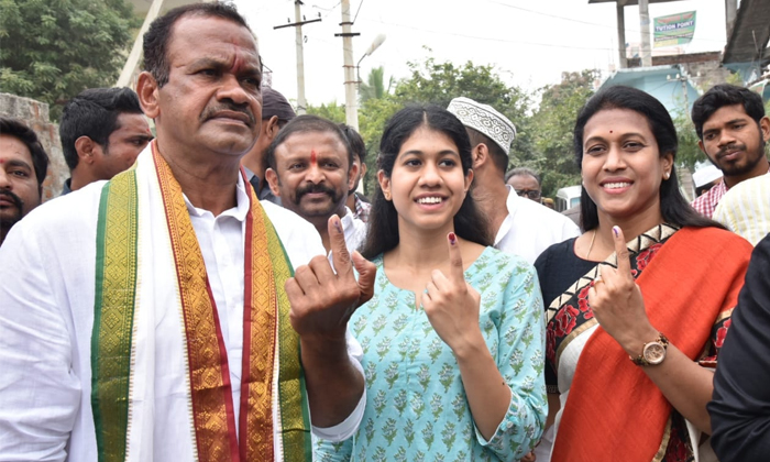  Komatireddy Venkat Reddy Daughter Srinidhi Political Entry With Nalgonda Congre-TeluguStop.com