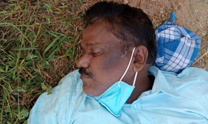  Man Died Of A Heart Attack On The Way To The Medaram Jatara, Man Died , Heart At-TeluguStop.com