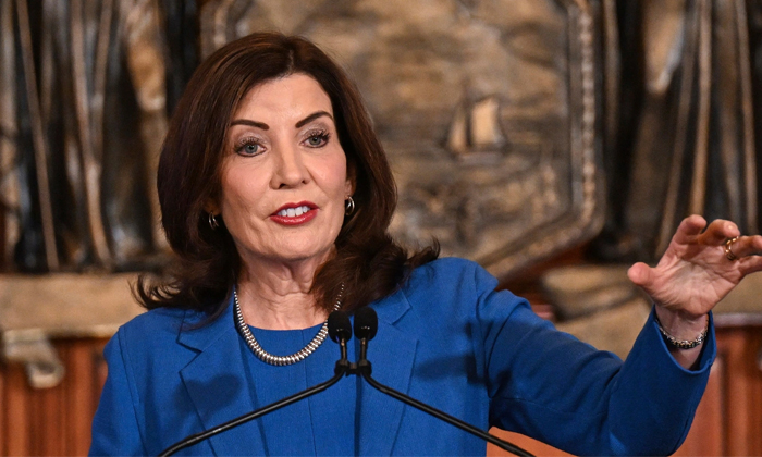  New York Governor Kathy Hochul Says Deportation Of Migrants Who Thrashed Cops Ne-TeluguStop.com