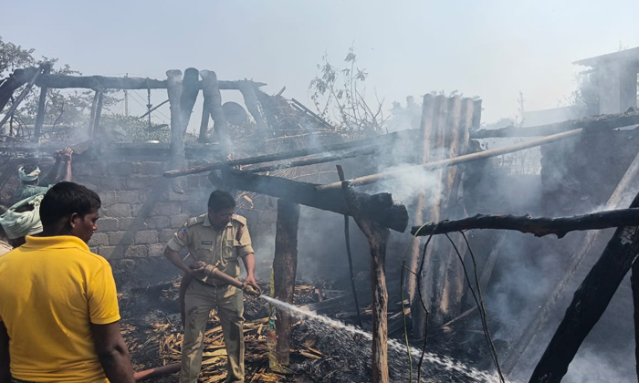  Person Who Quarreled With His Wife And Set The House On Fire In Nalgonda Distric-TeluguStop.com