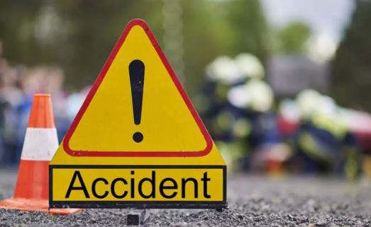  Car Accident At Hyderabad Shamshabad Airport-TeluguStop.com