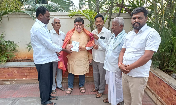  Villagers Of Narayanapur Invited Minister Ponnam Prabhakar To The Temple Consecr-TeluguStop.com