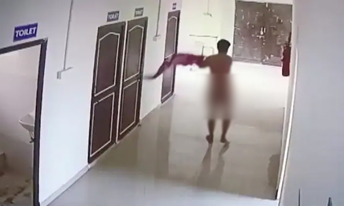  Addict Doctor Kept Roaming Naked In Maharashtra Hospital Video Viral-TeluguStop.com