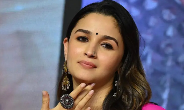  Actress Alia Bhatt Cleans Class Room Benches-TeluguStop.com