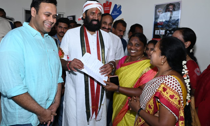  Anganwadi Teachers Petition To Minister Uttam Kumar Reddy-TeluguStop.com