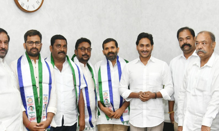  Ycp : వైసీపీలో చేరిన బీజేపీ కీలక -TeluguStop.com