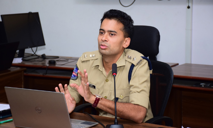  Be Vigilant Against Cyber Crimes - District Sp Akhil Mahajan, Cyber Crimes ,dis-TeluguStop.com