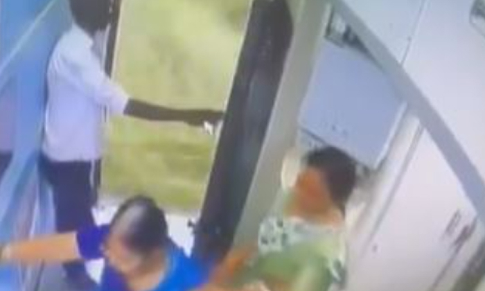  Viral Video: రన్నింగ్ ట్రైన్ లో మహిళ బ-TeluguStop.com