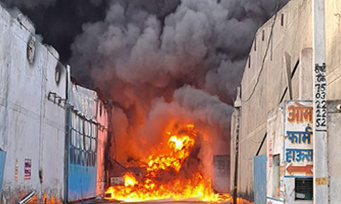  Delhi Huge Fire Accident : ఢిల్లీలో భారీ అగ్ని-TeluguStop.com