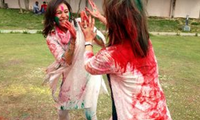  Do You Know The Reason Behind Wearing White On Holi-TeluguStop.com