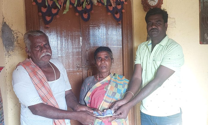  Financial Assistance To The Family Who Died Due To Electric Shock , Almaspur, Bo-TeluguStop.com