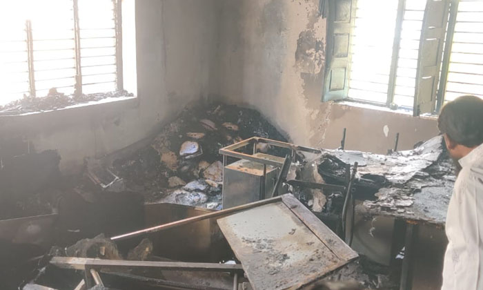  Fire In Auditing Section Of Old Zp Office , Old Zp Office, Nalgonda Education Of-TeluguStop.com