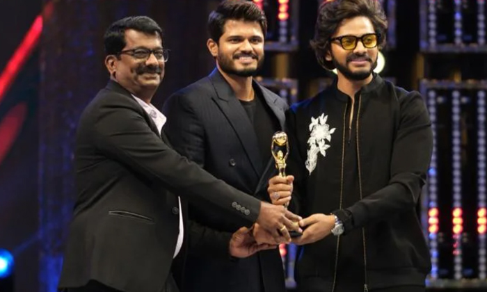 Hero Anand Deverakonda Receives Best Actor Award For Baby At The Gama Awards-TeluguStop.com