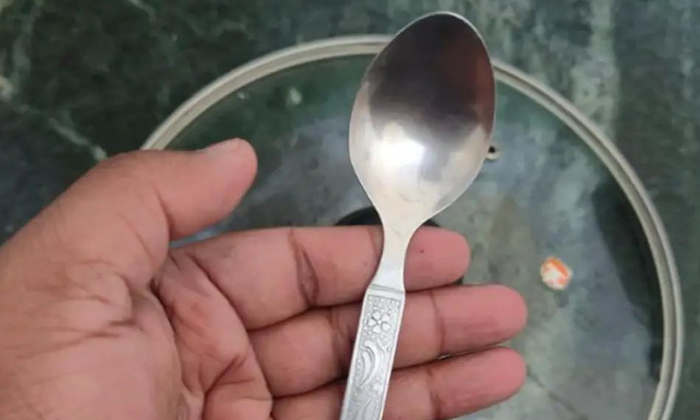  Hilarious Discussion Among Netizens Why This Spoon Is Seen In Every Indian Kitc-TeluguStop.com