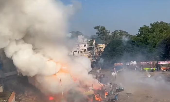  Huge Fire Accident In Vijayawada Autonagar-TeluguStop.com