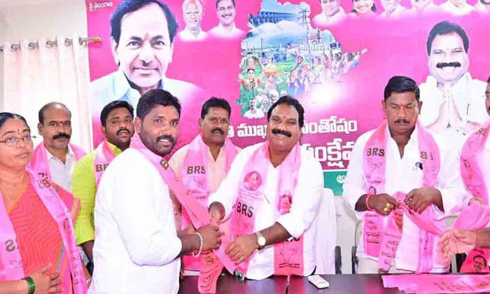  Mla Aruri Ramesh : బీఆర్ఎస్ మాజీ ఎమ్మెల్�-TeluguStop.com