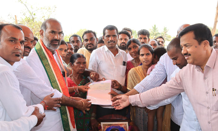 It Is The Congress Government That Supports The Gulf Workers , Gulf Workers, Co It Is The Congress Government That Supports The Gulf Workers , Gulf Workers, Co-TeluguStop.com