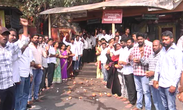  Janasena Workers Protested By Beating 101 Coconuts To Give Assembly Ticket To Po-TeluguStop.com