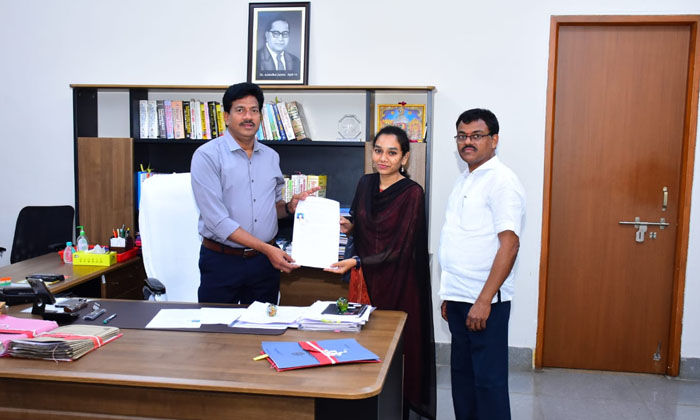  Additional Collector Sri Kheemya Naik  Who Handed Over The Documents Of Compassi-TeluguStop.com