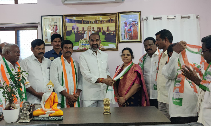  Kondapur Venkatraopeta Mptc Palle Manjula Ravinder Reddy Joined Congress Party,-TeluguStop.com