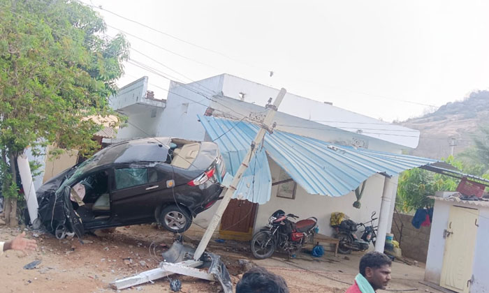  The Car Crashed Into The House...!-TeluguStop.com