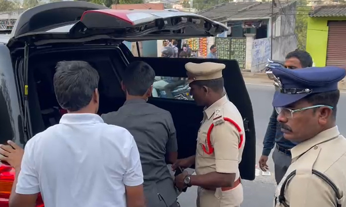  Nara Lokesh's Convoy Was Stopped And Checked By The Police Near Undavalli Karaka-TeluguStop.com