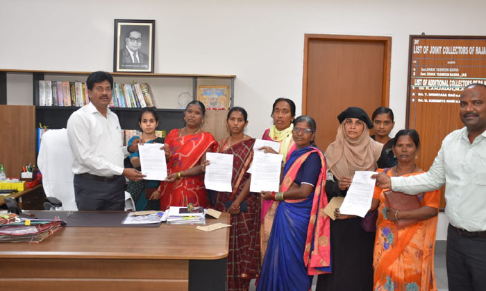  Khemya Naik Was The Additional Collector Who Disbursed The Loans To The Benefici-TeluguStop.com
