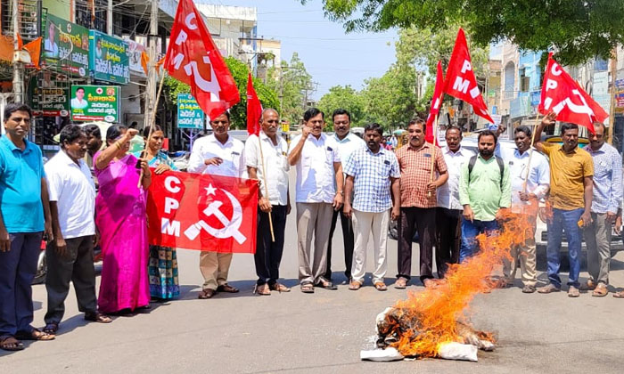  Cpm Activists Protest With Burnt Central Government Effigy , Narendra Modi , S-TeluguStop.com