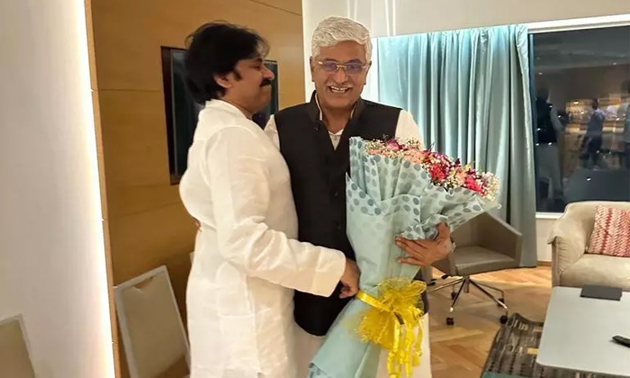  Pawan Kalyan Meeting With Bjp Leaders In Vijayawada-TeluguStop.com