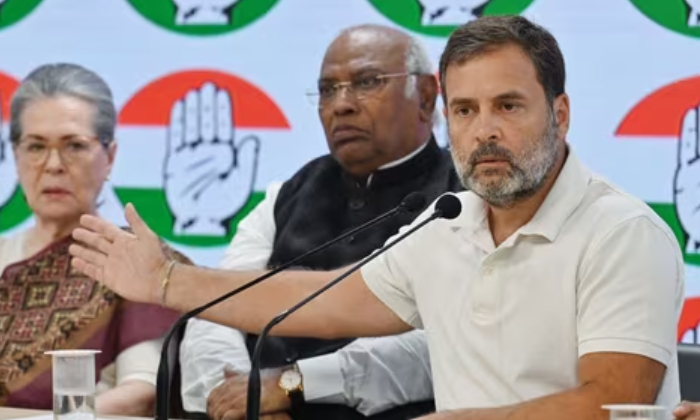  Rahul Gandhi Slams Centre Says Congress Bank Accounts Frozen Cant Campaign-TeluguStop.com