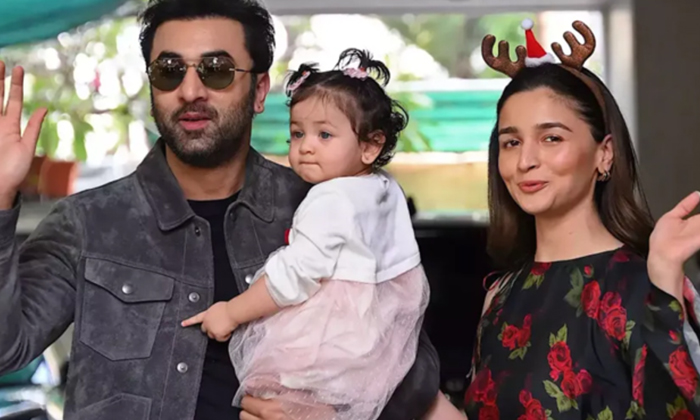  Ranbir Kapoor Gives Costly Gift To His Daughter-TeluguStop.com