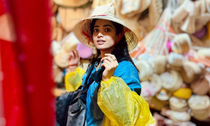  Rashmika Loves To Buy These Things At Foreign-TeluguStop.com