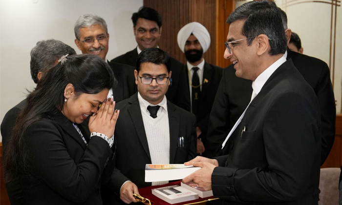  Supreme Court Chief Justice Felicitates Pragya Daughter Of Supreme Court Cook W-TeluguStop.com